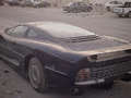 Surréaliste : une Jaguar XJ220 abandonnée dans le sable du Qatar 