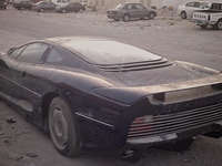 Surréaliste : une Jaguar XJ220 abandonnée dans le sable du Qatar 
