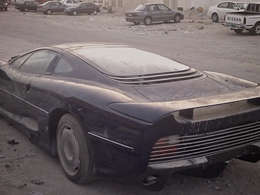 Surrealiste-une-Jaguar-XJ220-abandonnee-dans-le-sable-du-Qatar-55458.jpg