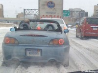 Photo : un vrai puriste Honda roule décapoté en S2000, même quand il neige