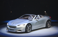 Peugeot  change tout : un logo et un slogan inédits, un plan produit ambitieux et un concept SR1 magnifique