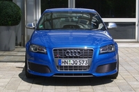 Spyshot organisé : la future RS3 pose devant le musée Audi