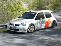 Robert Kubica au volant d'une voiture de rallye et devant une caméra