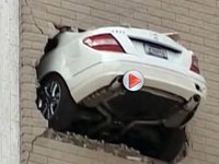L'incroyable accident de la Mercedes plantée en haut d'un building en vidéo