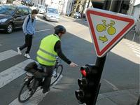 Tourne à droite à Paris : cyclistes 1 - feu rouge 0