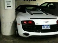 Retour de soirée ? Une Audi R8 Spyder un peu serrée dans un parking