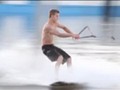 [Vidéo] Il se fait arrêter par la police en train de faire du wakeboard derrière un Nissan Pathfinder