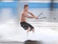 [Vidéo] Il se fait arrêter par la police en train de faire du wakeboard derrière un Nissan Pathfinder