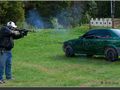 De l'art avec des Kalashnikov, des fleurs et une vieille BMW Serie 3