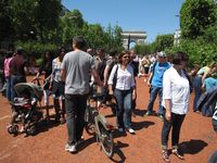 Reportage sur les Champs-Élysées : Nature et transports alternatifs virent les voitures pendant 3 jours !  