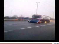 Le routier qui poussait en toute insouciance une Renault Clio avec son camion gardera son permis