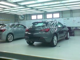 L-opel-Astra-GTC-surprise-dans-son-usine-67887.jpg