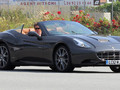 Hugh Grant en France dans une superbe Ferrari California