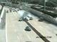 [Vidéo] Crash impressionnant sur une autoroute américaine, un Porsche Cayenne équilibriste réussit à éviter un camion