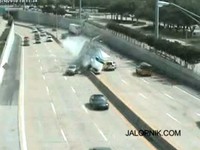 [Vidéo] Crash impressionnant sur une autoroute américaine, un Porsche Cayenne équilibriste réussit à éviter un camion
