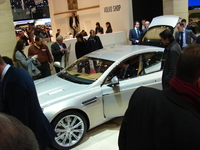 Et la voiture la plus difficile à photographier du salon de Genève est : l'Aston Martin Rapide !