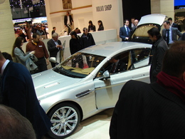 Et-la-voiture-la-plus-difficile-a-photographier-du-salon-de-Geneve-est-l-Aston-Martin-Rapide-39401.jpg
