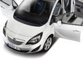 La vie en «Black and White» pour l'Opel Meriva