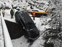 Neige en Provence : un Audi Q7 se retrouve suspendu dans le vide au-dessus d'une rivière