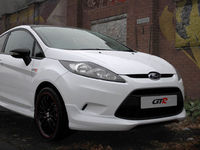 La Ford Fiesta se prend pour une Nissan GTR!