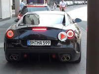 Une Ferrari 599 GTO se gare dans un poteau