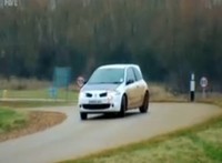 Vidéo : La Megane R26 R entre les mains de Tiff Needell (et affrontant une Caterham sur la piste)