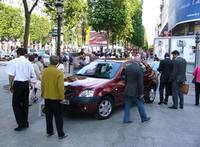 Dacia Logan, une étoile est née  sur les Champs-Élysées 