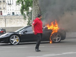 Une-Ferrari-458-Italia-prend-feu-a-Paris-58987.jpg