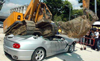 Ferrari 456 GT écrasée: même pas pour l'art !