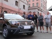 Des stars du combat libre pour la promotion du Duster au Brésil