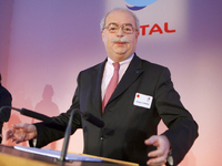 Vidéos - Le PDG de Total annonce des hausses du prix de l'essence .. pour sauver son entreprise ! (+ la réaction de S.Royal)