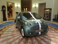 Anniversaire: Stirling Moss offre une Aston Martin Cygnet à son épouse