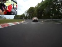 [Vidéo] Une Nissan GT-R à la poursuite d'une Porsche Carrera GT sur la Nordschleife