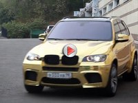 [Vidéo] Le BMW X5 M finition or, russian style