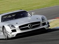 Deux Mercedes SLS AMG au depart des 24 Heures de Dubai. Et peut-être la Porsche 911 GT3 R Hybride? 