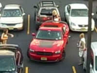 [Vidéo]: Combien faut-il de femmes pour sortir une Charger d'un parking ?