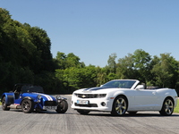 Comparatif vidéo - Chevrolet Camaro Cabriolet vs Caterham R300 Superlight : deux recettes, une même passion