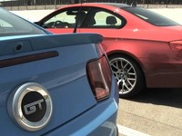 [Vidéo] BMW M3 contre Ford Mustang GT, la rigueur face à la fougue