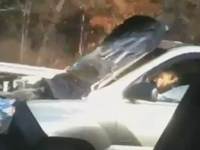 [vidéo] Cet américain n'a peur de rien : il conduit sa Kia capot ouvert