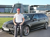 Jenson Button reçoit sa Mercedes C63 AMG DR 520 : de quoi faire de plus beaux burns que Lewis Hamilton ?
