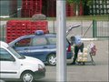 Incroyable : un gendarme fait ses courses au supermarché avec sa voiture de service !