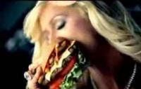 La vidéo du jour : Paris Hilton lave votre voiture pour un Hamburger !