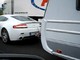 [Vidéo] Les vacances en caravane... Et en Aston Martin V8 Vantage !