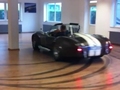 [vidéo] Un Cobra dans le salon (qui drifte)