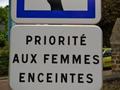 Une ville des Yvelines teste la place de parking pour femmes enceintes