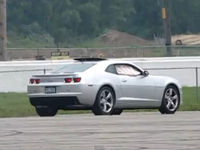 [vidéo] Les airbags latéraux de sa Chevrolet Camaro pètent pendant qu'il drifte