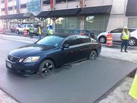 En voulant faire demi-tour, elle bloque sa Lexus GS dans du béton frais