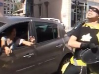 Super Titi le super-héros écolo arrose une conductrice à Grenoble ! 