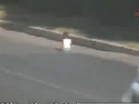 Vidéo : En Turquie, un bébé rampe jusqu'à la voie rapide... et s'y installe