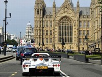 (Cara Week End) Un proto de course dans les rues de Londres